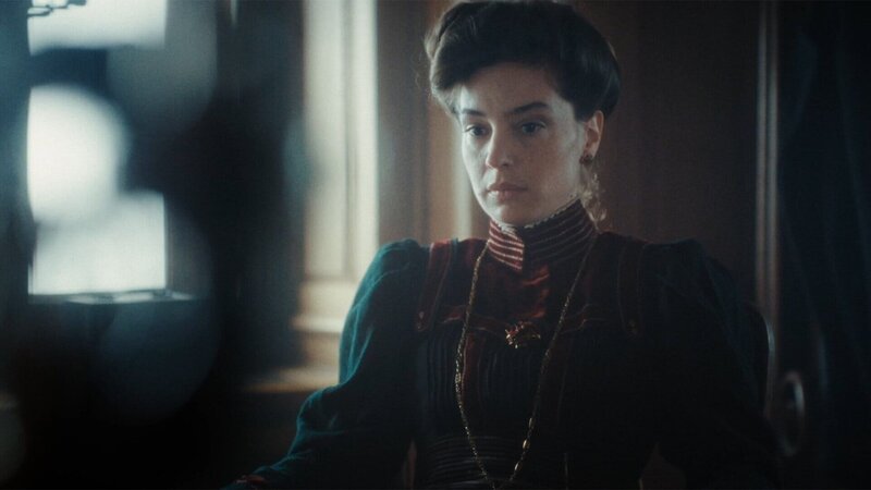 Winter Palace Staffel 1 Folge 7 Nachdenkliche Frau: Manon Clavel als Rose Morel – Bild: SRF/​RTS