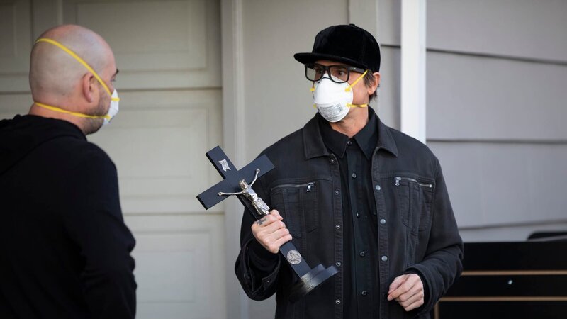 Zak holding a cross. He’s discussing the possibility of having a professional come and bless the home. – Bild: Discovery Communications