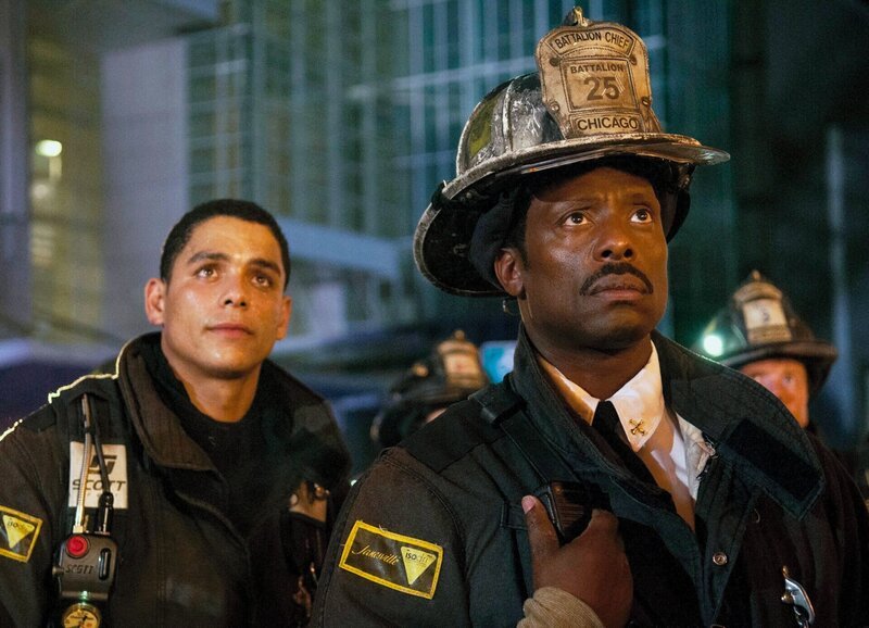 Chicago Fire Eine Minute – One Minute Staffel 1, Episode 4 Schwierige Entscheidung: Charlie Barnett als Peter Mills, Walker Eamonn als Chief Boden. – Bild: SRF/​NBC Universal