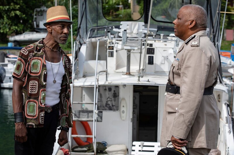 Dwayne Myers (Danny John-Jules, l.) ist über die Feiertage wieder auf Saint Marie. Um den verstrickten Fall zu lösen, muss Commissioner Patterson (Don Warrington, r.) seinen alten Freund und Kollegen um einen Gefallen bitten. – Bild: ZDF und Denis Guyenon