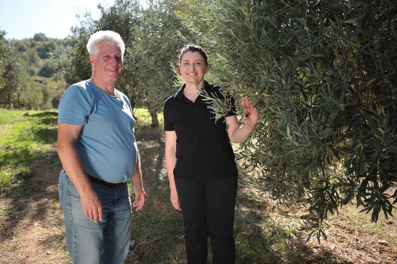 Mit seiner Erzeugergenossenschaft möchte Conrad Bölicke Olivenölerzeuger wie Angela Librandi aus Kalabrien unterstützen, den Klimawandel zu meistern. – Bild: Marcel Lepel