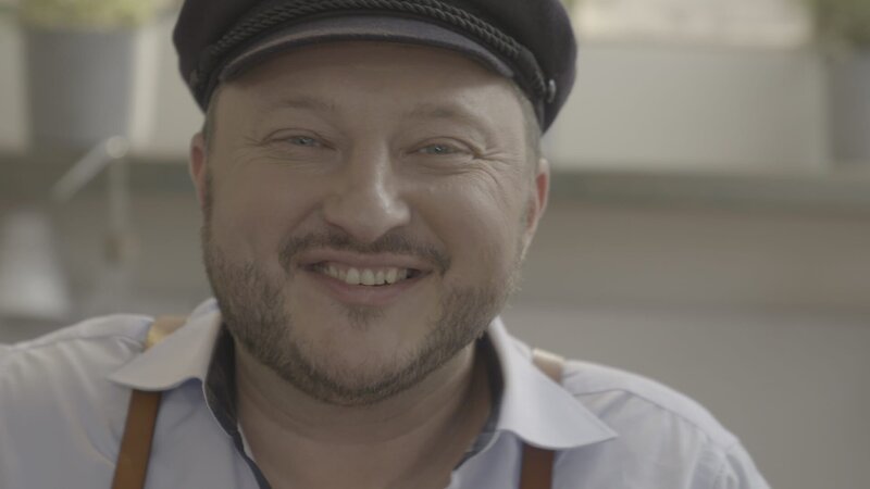 Sebastian Lege packt aus: Der Produktentwickler zeigt, was in den süßen Versuchungen im Supermarktregal steckt. – Bild: ZDF und Sebastian Welp