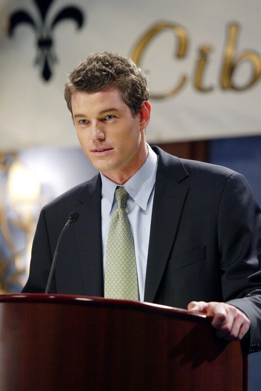 Versehentlich erhält Phoebe ein anderes Karma. Als Jason (Eric Dane) endlich begreift, dass diese Phoebe nicht seine Phoebe ist, benutzt er ein Zauberelixier von Richard, dass sie vom Mata Haris Karma wieder befreit … – Bild: Paramount Pictures. Lizenzbild frei