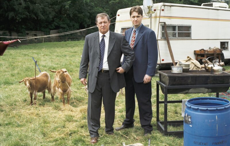 DCI Tom Barnaby (John Nettles, l.) und Sergeant Gavin Troy (Daniel Casey, r.) müssen im Umfeld des „Fahrenden Volks“ ermitteln. – Bild: ZDF/​All3Media