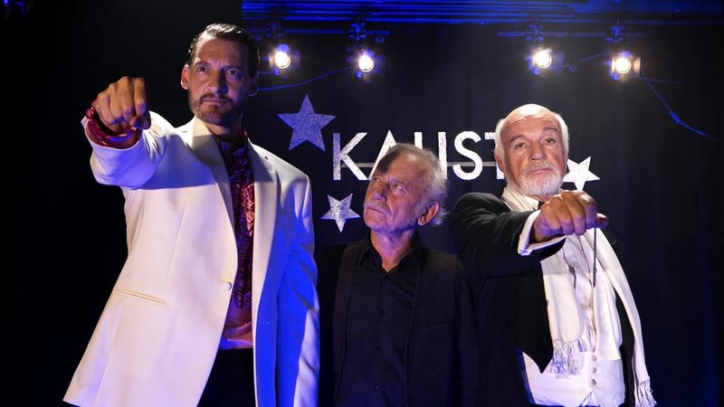 ARD RENTNERCOPS, FOLGE 22 (WH.), „Eine Art Magie“, am Mittwoch (15.08.18) um 18:50 Uhr im ERSTEN. Edwin (Tilo Prückner, M.) traut sowohl Maldini (Dietrich Hollunderbäumer, M.), als auch Kalisto (Felix Rech, l.), den Mord an der Assistentin zu. | ©ARD/​Kai Schulz – Bild: ARD/​Kai Schulz