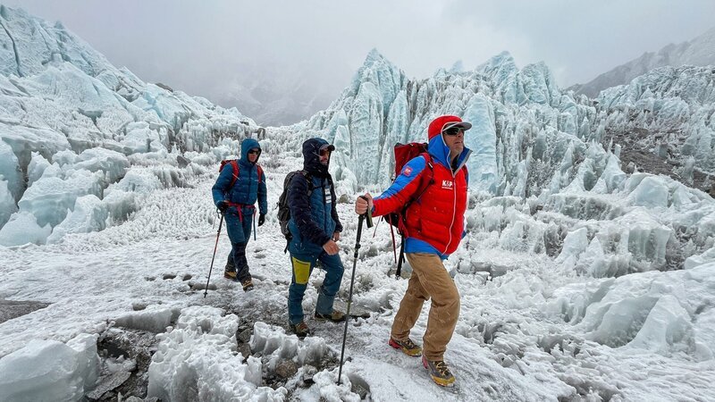 Für den Schweizer Forstingenieur Christian Binggeli (M.), Bergführer Andreas Neuschmid (r.) und Unternehmer Simon Sarbach (l.) ist der gefährliche Khumbu-Icefall nur eines der Hindernisse am Mount Everest. – Bild: SRF /​ ZDF