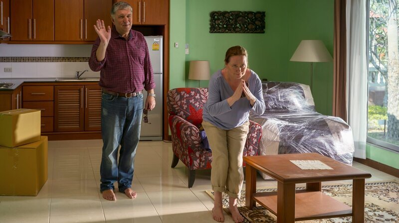 Ottmar (Veit Stübner) und Tanja (Marie Gruber) lernen thailändische Gepflogeneheiten. – Bild: NDR/​Achim Poulheim