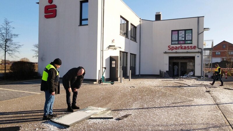 RTL-Reporter Felix Hutt (2.v.l.) begleitet Ermittlungen zu Geldautomaten-Sprengungen und begibt sich u.a. zusammen mit bayerischenm Ermittlern auf Spurensuche an einem Tatort. Er erlebt packende Fälle hautnah mit, trifft Opfer und versucht in den Niederlanden herauszufinden, wer hinter den Taten steckt. +++ Die Verwendung des sendungsbezogenen Materials ist nur mit dem Hinweis und Verlinkung auf RTL+ gestattet. +++ – Bild: RTL /​ Bankraub 2.0: Jagd auf die Automatensprenger