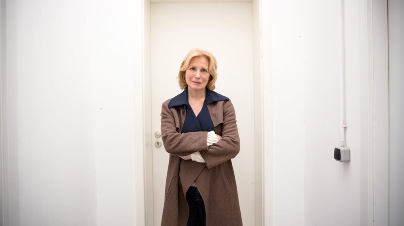 Maren Kroymann präsentiert in „Kroymann“ die kleinen und großen Absurditäten der Gegenwart. – Bild: Radio Bremen – Tom Trambow