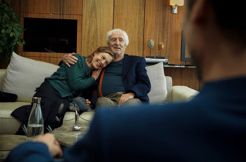 Nach 50 Jahren glücklicher Beziehung: Althippie-Paar Jutta (Angela Winkler) und Bernd (Günther Maria Halmer, Mitte) bei Paartherapeut Klaus Kranitz (Jan Georg Schütte, re.). – Bild: ARD Degeto/​NDR/​Thomas Leidig