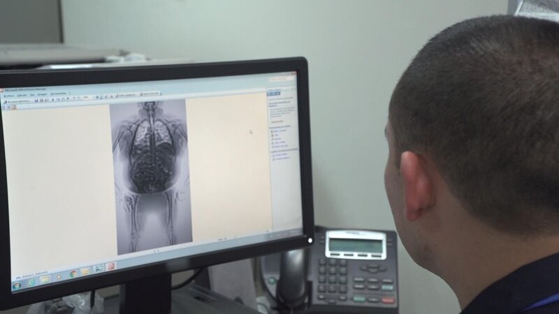 Jeden Tag kämpfen die Polizeibeamten am Flughafen in Peru gegen den Drogenhandel und andere Verbrechen. – Bild: National Geographic Partners, LLC.