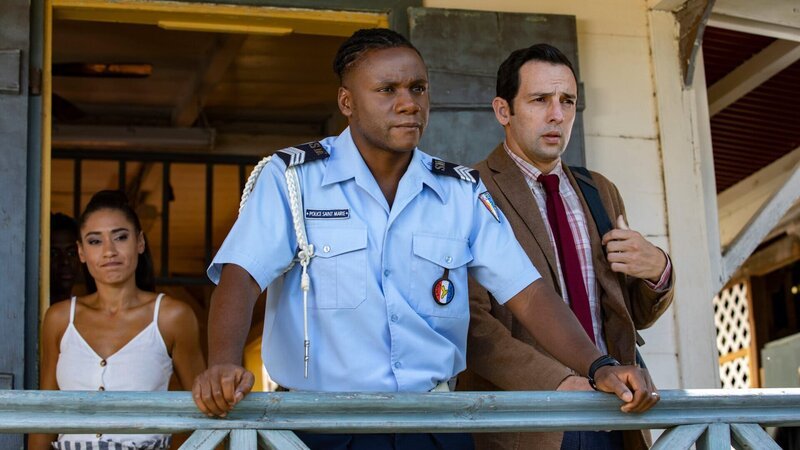 DS Cassell (Joséphine Jobert, l.), Sergeant Hooper (Tobi Bakare, M.) und DI Parker (Ralf Little, r.) werden mit einem Mordfall konfrontiert, bei dem der Mörder scheinbar sofort feststeht. Doch die Beamten glauben, es steckt mehr dahinter. – Bild: ZDF und Denis Guyenon./​Denis Guyenon