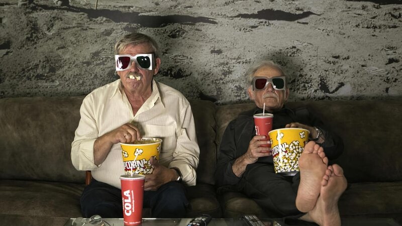 ARD RENTNERCOPS, FOLGE 20 (WH.), „Ein ehrenwertes Haus“, am Mittwoch (25.07.18) um 18:50 Uhr im ERSTEN. Günter (Wolfgang Winkler, l.) und Edwin (Tilo Prückner, r.) genießen ihren Fernsehabend. | ©ARD/​Kai Schulz – Bild: ARD/​Kai Schulz