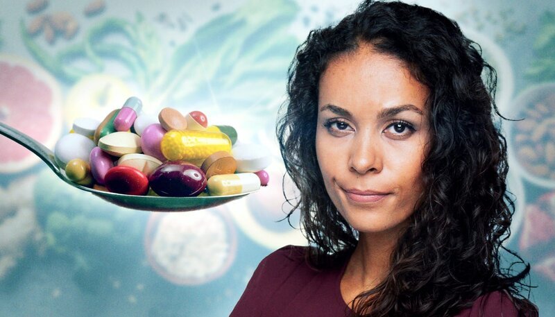 Sie sollen Gesundheit und Fitness bringen. Deshalb bewerben viele Influencerinnen und Influencer sie, aber auch im Drogeriemarkt oder der Apotheke kommt man an Nahrungsergänzungsmitteln nicht vorbei. Was können diese Pulver, Kapseln und Tabletten? Brauchen wir sie wirklich oder sind sie sogar gesundheitsschädigend? Das schaut sich Quarks in dieser Sendung genau an. Wem nützen die tausenden Nahrungsergänzungsmittel wirklich? Wer sollte sie nehmen und wer kann sie sich sparen? – Moderation: Florence Randrianarisoa – Bild: WDR/​Imago/​mauritius images/​TPP