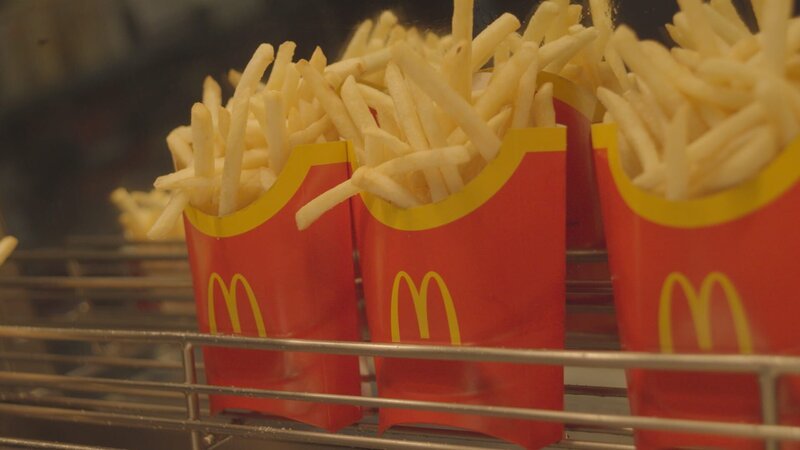 Neben Burger sind Pommes der Klassiker bei McDonald’s. Aber woher stammen die Kartoffeln, und wie viel Acrylamid steckt in den frittierten Stangen? – Bild: ZDF und Sven Bender