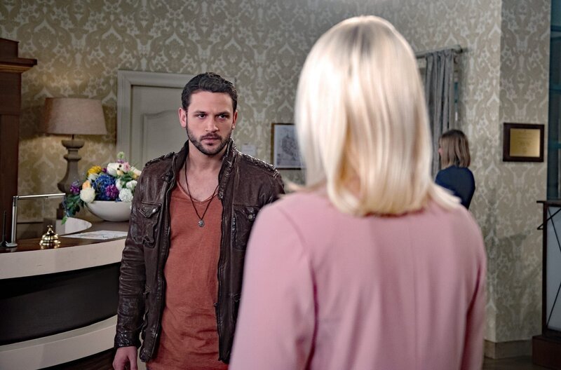 David (Arne Rudolf, l.) wird durch Amelies (Lara-Isabelle Rentinck, r.) doppelgesichtiges Spiel so provoziert, dass er sich kaum noch beherrschen kann. – Bild: ARD/​Nicole Manthey