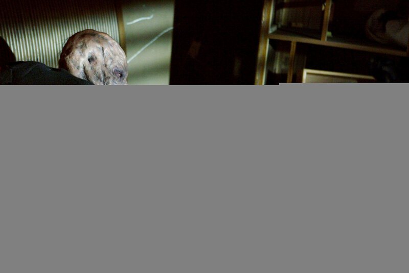 Während der Gefangenschaft lernt Piper dieses Wesen besser kennen und entwickelt sogar eine gewisse Sympathie dafür. Es ist der Vater des Babys, ein ehemaliger Mensch, Derek (Seth Peterson, l.) … – Bild: Paramount Pictures. Lizenzbild frei