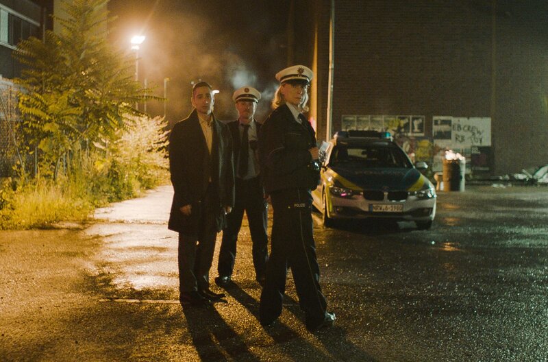 In dieser Folge der Sketch-Comedy-Reihe „Kroymann“ geht es auch um die Meldung eines Autodiebstahls, bei dem das Thema sexuelle Diskriminierung eine Rolle spielt. (links Denis Moschitto, rechts Maren Kroymann). – Bild: ZDF und Radio Bremen