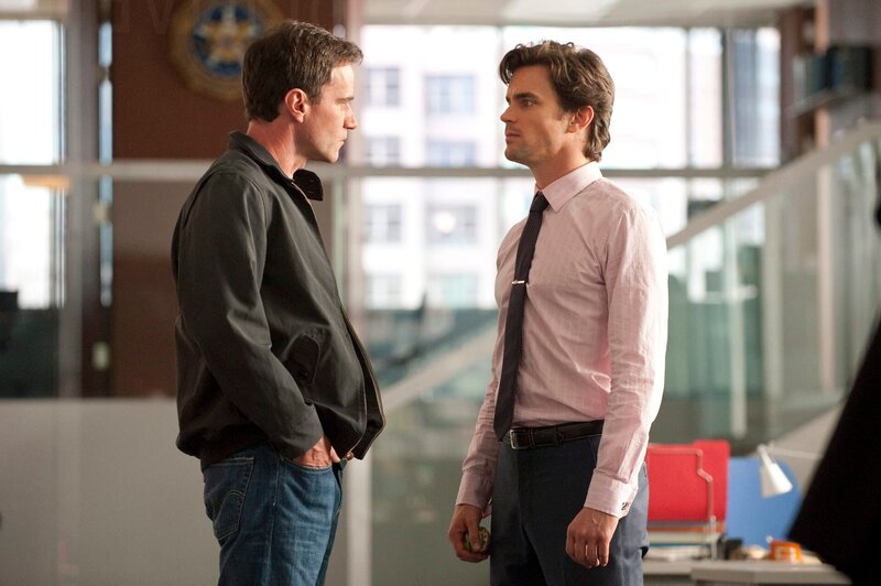 Peter (Tim DeKay, li.) erzählt Neal (Matt Bomer), dass er von der Unschuld Franklins überzeugt ist und nicht zulassen will, dass die verhassten Marshalls seinen ehemaligen Kollegen in die Finger bekommen. – Bild: David Giesbrecht /​ David Giesbrecht/​USA Network /​ Episodic /​ © USA Network