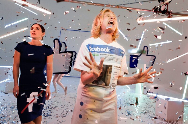 „Meine Mutter ist auf Facebook“ – diesem „Horror“-Szenario widmet Maren Kroymann (hier mit Jeannine Michaelsen) in der zweiten Folge der Sketch-Comedy „Kroymann“ gleich ein Musikvideo. – Bild: Radio Bremen/​SWR/​NDR/​rbb/​Joseph /​ ZDF