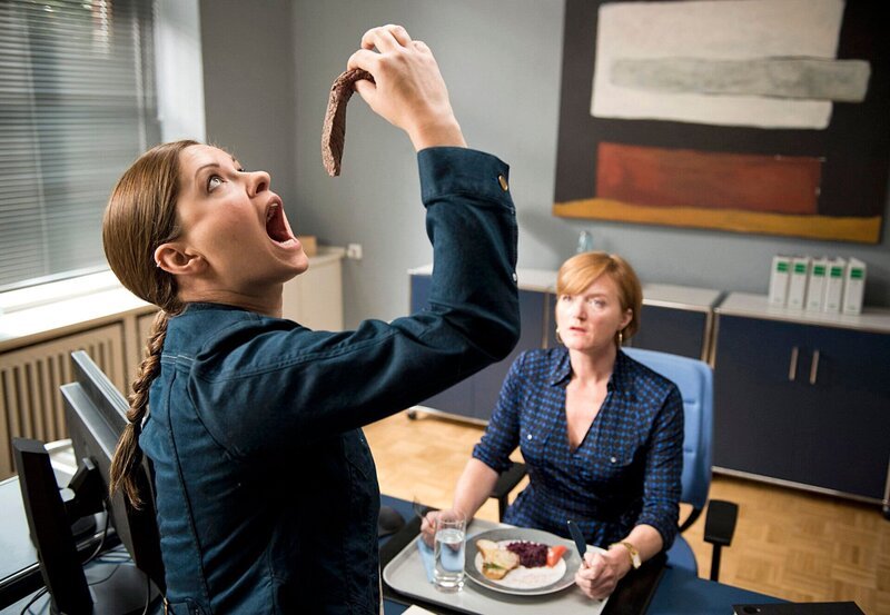ARD HEITER BIS TÖDLICH – ZWISCHEN DEN ZEILEN, neue Krimi-Komödie mit 16 Folgen, Folge 1 „Die Wurst im Horst“, am Donnerstag (14.02.2013) um 17:55 Uhr im Ersten. Majas (Josephine Schmidt, l.) erster Besuch bei der Leiterin des Kriminalkommissariats Susanne Bradulic (Nina Petri, r.). – Bild: ARD/​Martin Valentin Menke