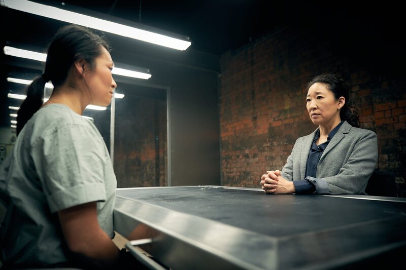 Als Eve (Sandra Oh, r.) klar wird, dass gewöhnliche Verhörmethoden bei einer professionellen Killerin wie dem „Geist“ (Jung Sun den Hollander, l.) sinnlos sind, hat sie eine Idee. – Bild: ZDF und Robert Viglasky