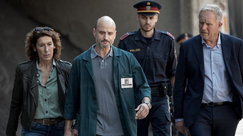 V. li. n. re.: Bibi (Adele Neuhauser), der Werksleiter (Vitus Wieser), Friedl Jantscher (Michael Glantschnig), Harald Krassnitzer (Moritz Eisner). – Bild: ARD Degeto/​ORF/​Graf Film/​Helga Rader