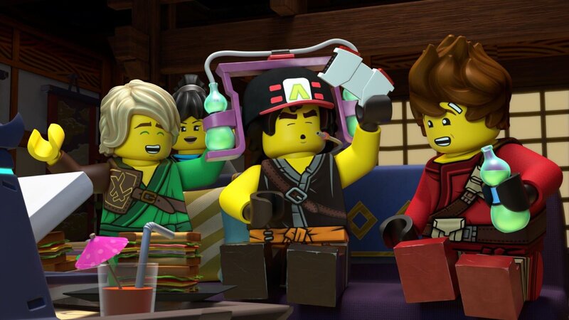 Die Ninjas sind faul und selbstgefällig geworden. Sie spielen Videospiele, schlafen aus und feiern eine Party nach der anderen. Meister Wu will das ändern. Kann er ihnen die Augen öffnen? – Bild: LEGO
