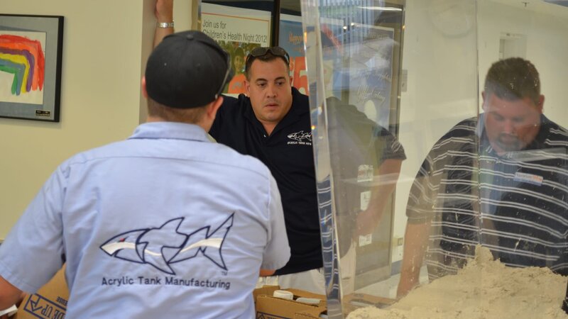 Wayde and the ATM team adding the sand to the tank. – Bild: Animal Planet /​ Photobank 31949_ep216_009.jpg /​ Discovery Communications