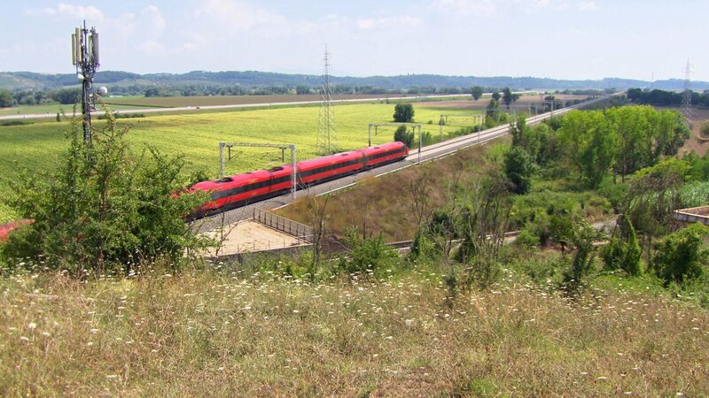 Der Italo EVO auf seinem Weg durch eine typische italienische Landschaft. – Bild: Exploration Production Inc /​ WeltN24 GmbH
