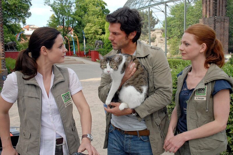 Dr. Tom Berkhoff (Gregory B. Waldis, M.) hat den streunenden Kater erwischt. Ist er selbst auch einer? Dr. Susanne Mertens (Elisabeth Lanz, l.) und ihre Assistentin Anett (Anna Bertheau, r.) sind da durchaus unterschiedlicher Meinung. – Bild: MDR/​Christa Köfer