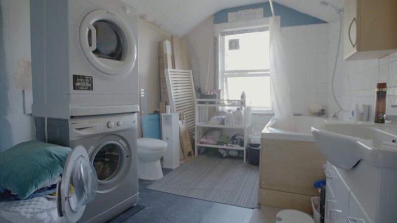 Das Badezimmer von Camellia und Evan vorher – Bild: PI PRODUCTIONS LIMITED