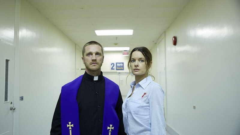 Father John Barrow (Devon Sawa), Dr. Laurie Hawthorne (Gina Holden) – Bild: WT Canada Productions Inc. Father John Barrow (Devon Sawa), Dr. Laurie Hawthorne (Gina Holden) – Bild: WT Canada Productions Inc.