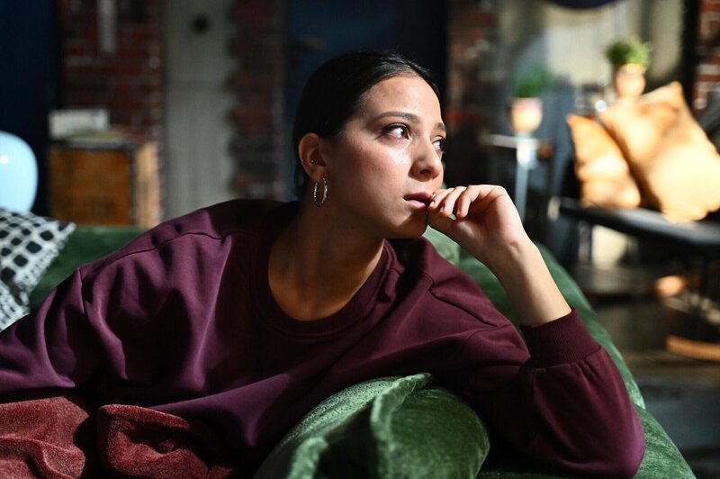Charlottes „Charlies“ (Shaolyn Fernandez) Kampfgeist wird von Deniz neu entfacht. – Bild: RTL /​ Julia Feldhagen