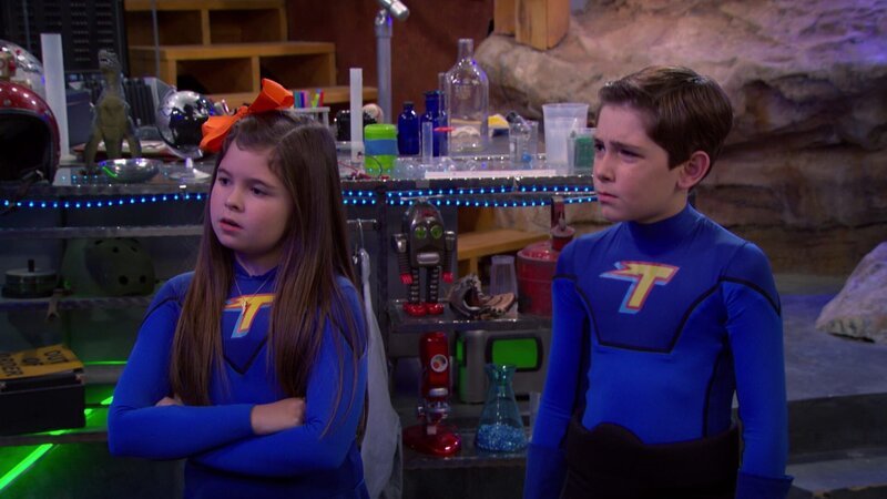L-R: Nora Thunderman (Addison Riecke), Billy Thunderman (Diego Velazquez) – Bild: ViacomCBS