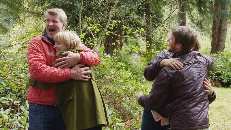 Pete Nelson and the treehouse clients during the reveal. – Bild: Animal Planet /​ Discovery Communications