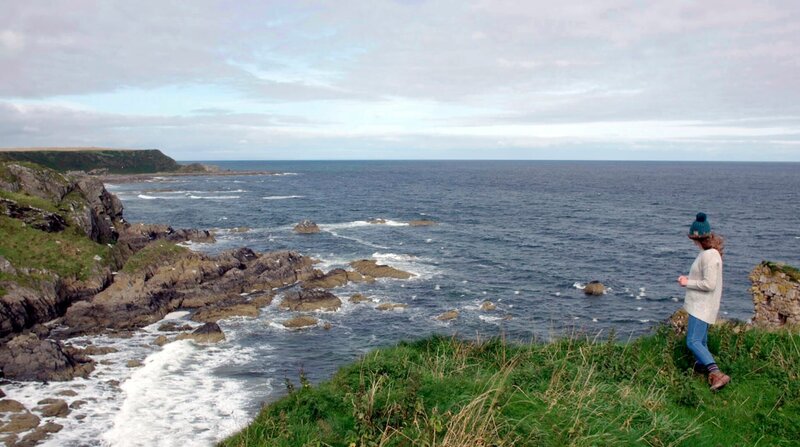 Steilküste bei Sandend mit Surferin Megan Mackay – Bild: ZDF und NDR/​Babette Hnup.