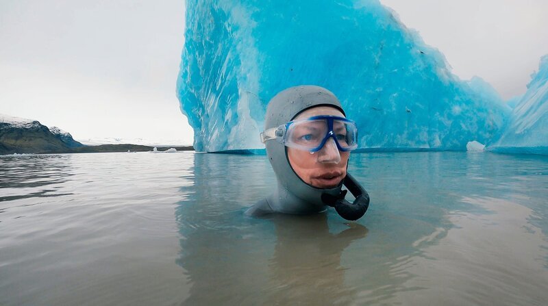 Anna in der Gletscherlagune Fjallsarlon des Vatnajökull – Bild: NDR/​Henning Rütten
