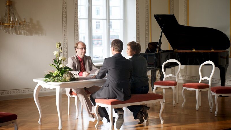 Katrin Börensen (Claudia Schmutzler, r.) und Sven Herzog (Michael Härle, M.) landen beim Standesbeamten. Carl Düsing (Christoph Jungman, l.) vollzog die Trauung der Kronmöllers. Wie sich herausstellt, waren das Opfer und er alte Bekannte. Frank Heeg hatte ihn vor seinem Verschwinden sogar zum Vormund für seinen geistig behinderten Bruder bestimmt. – Bild: Marc Meyerbroeker