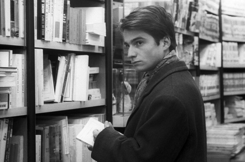Der mittellose Daniel (Jean-Pierre Léaud) stiehlt Bücher, um sie zu lesen und dann zu verkaufen. – Bild: Les Films du Losange