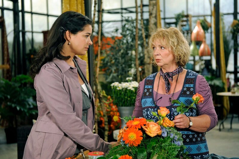ARD ROTE ROSEN FOLGE 1083, am Donnerstag um 14:10 Uhr im ERSTEN. Anne (Caroline Kiesewetter, l.) rät Erika (Madeleine Lierck-Wien, r.), das Verhältnis zu Achim vor Reiseantritt zu klären. – Bild: ARD/​Nicole Manthey