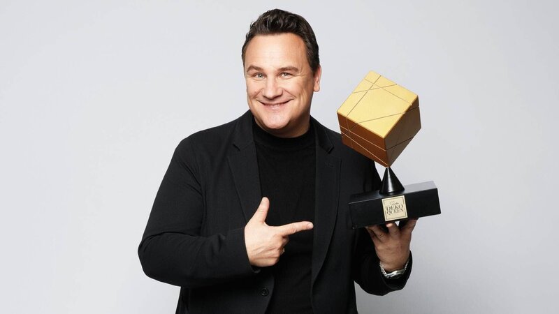 Guido Maria Kretschmer mit dem „Deko Queen“ Pokal. – Bild: Enver Hirsch
