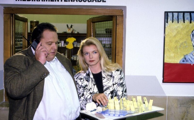 Benno Berghammer (Ottfried Fischer, l.) lässt sich von Maria Umlauf (Michaela Merten, r.) in Professor Roths Arbeit einführen. Denn Maria ist die Vertraute des Professors – kann Benno ihr trauen? – Bild: Magdalena Mate