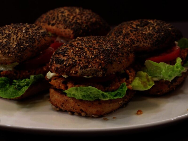 Weltmeister-Veggie-Burger mit Hirse-Patties – Bild: BonGusto