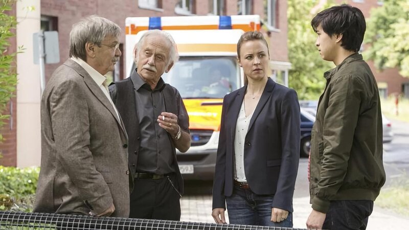 SENDER: ARD – SENDETITEL: Rentnercops, Folge 19 – UNTERTITEL:  Freiheit – CAPTION:  ARD RENTNERCOPS, FOLGE 19, „Freiheit“, am Mittwoch (01.02.17) um 18:50 Uhr im ERSTEN..Günter (Wolfgang Winkler, l.) und Edwin Bremer (Tilo Prückner, 2.v.l.) berichten Vicky (Katja Danowski, 2.v.r.) und Hui Ko (Aaron Le, r.), dass Achim Wagner seinen Schwiegersohn durch einen Privatdetektiv hat beobachten lassen..© ARD/​Kai Schulz, honorarfrei – Verwendung gemäß der AGB im engen inhaltlichen, redaktionellen Zusammenhang mit genannter ARD-Sendung bei Nennung „Bild: ARD/​Kai Schulz“ (S2). ARD-Programmdirektion/​Bildredaktion, Tel: 089/​5900⁠–⁠23534, Fax: 089/​550⁠–⁠1259, bildredaktion@DasErste.de – Bild: ARD/​Kai Schulz