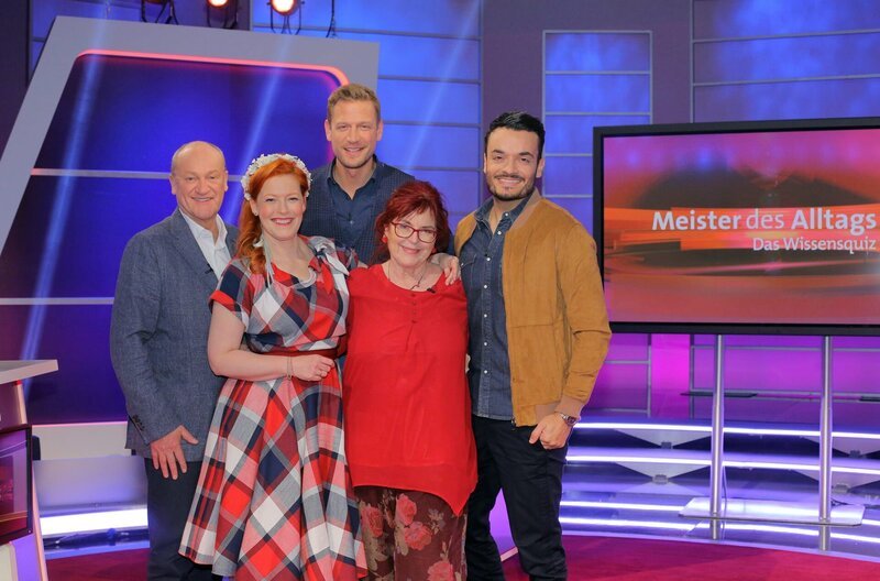 Moderator Florian Weber (Mitte) überprüft im Wissensquiz „Meister des Alltags“ die Praxisnähe seiner prominenten Kandidaten: Bodo Bach, Enie van de Meiklokjes, Alice Hoffmann und Giovanni Zarrella (v. li.). – Bild: SWR/​Peter A. Schmidt