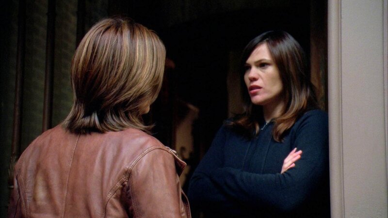 Mia (Clea DuVall, r.) wird handgreiflich, als sie in einer Apotheke nicht sofort die „Pille danach“ bekommt. Bei der SVU gibt sie an, vergewaltigt worden zu sein, was jedoch nicht den Tatsachen entspricht. – Bild: RTL /​ NBC Universal
