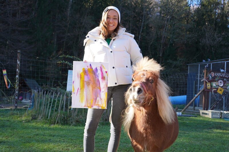 Andrea Schlager und Pony Herkules präsentieren stolz ihr gemeinsames Kunstwerk – Bild: ServusTV /​ Sonja Eichholzer /​ Degn Film