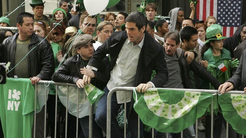 Am St. Patrick“s Day in New York werden zwei Männer tot aufgefunden. Det. Don Flack (Eddie Cahill) und sein Team setzen alles daran, um den Doppelmord aufzuklären. – Bild: TVNOW /​ CBS