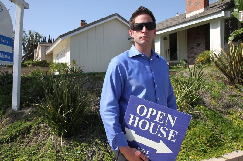 (1. Staffel) – Top oder Flop? Die Super-Makler: Christina und Tarek (Bild) El Moussa kaufen preiswert Häuser auf. Sie stecken all ihre Energie in die Renovierung und Sanierung und hoffen anschließend auf einen gewinnbringenden Weiterverkauf. Das kreative Ehepaar verwandelt so manche Bruchbude in einen Traumpalast … – Bild: HGTV/​Scripps Networks, LLC.